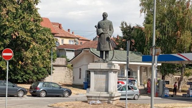 Stari spomenik Knjaz Milošu Aranđelovac