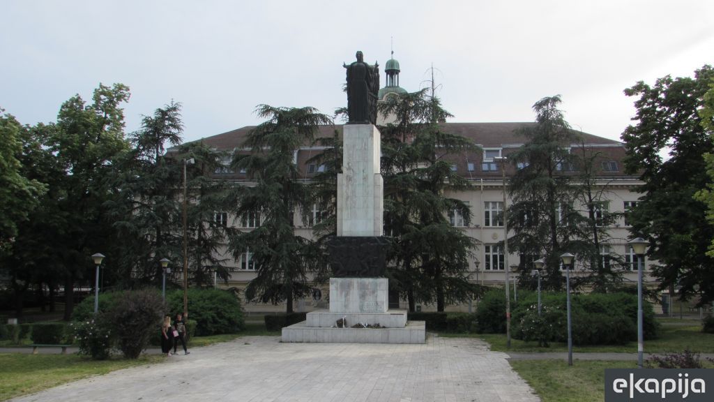 Spomenik palim borcima u narodnoj revoluciji Avijatičarski trg Zemun