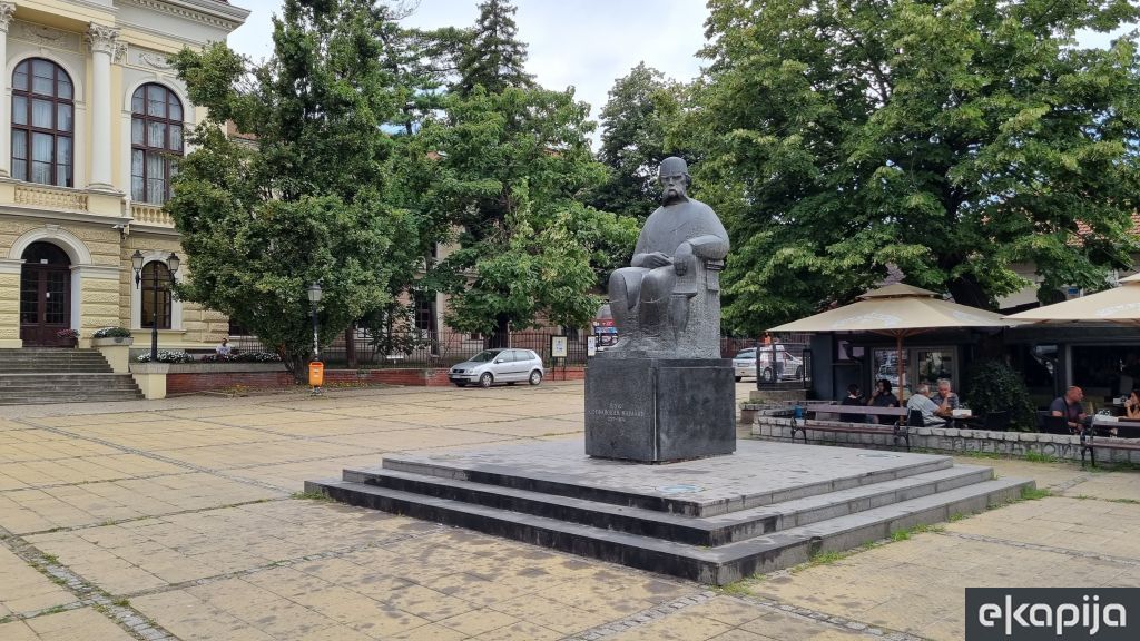 spomenik Vuku Stefanoviću Karadžiću Kragujevac